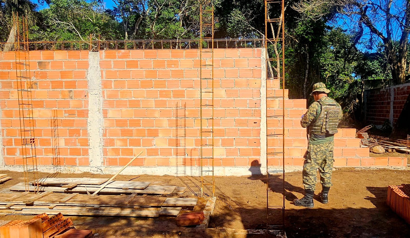 Ilícitos contra o meio ambiente são flagrados dentro de área de preservação em São Pedro da Aldeia    